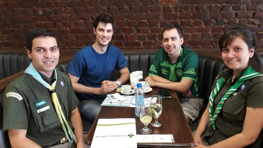 representantes da JCI e dos escoteiros de santa catarina