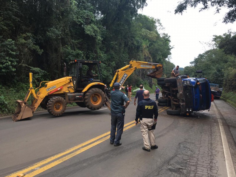 Trânsito ficou interrompido até a retirada do caminhão