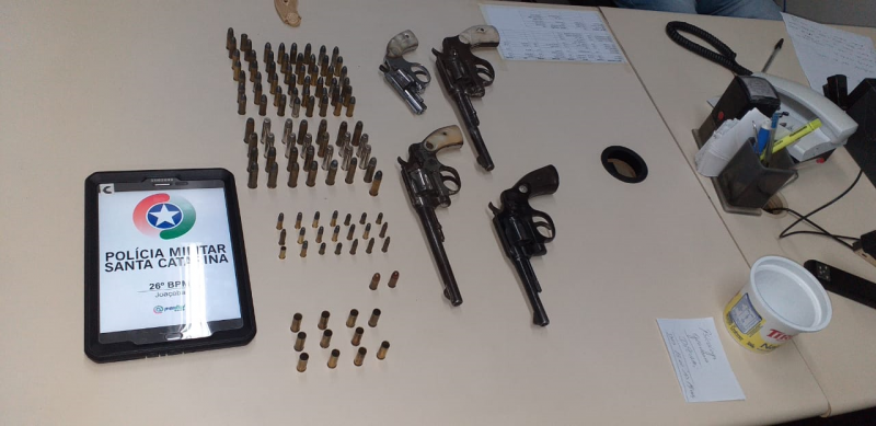 Material apreendido pela polícia na casa do acusado