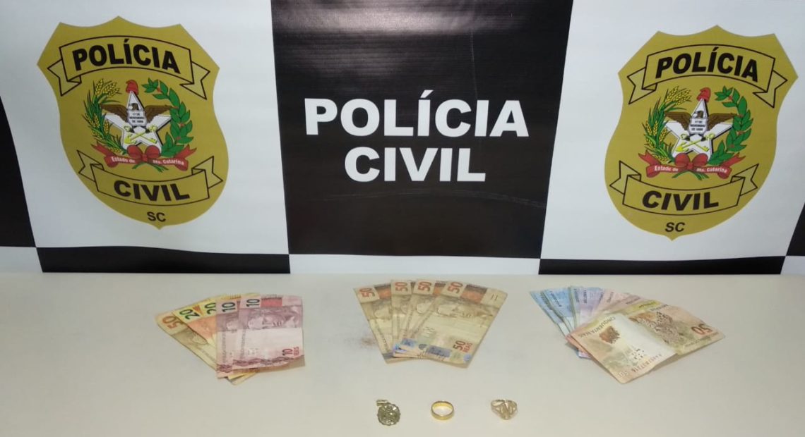 Jóias e dinheiro roubado da família